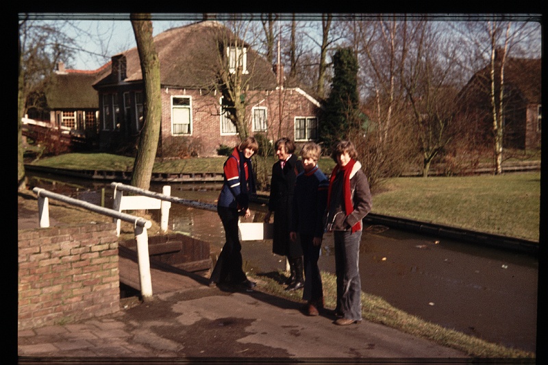 09.Giethoorn mrt 1978 Mama,Brigitte,Marion,Peter.JPG